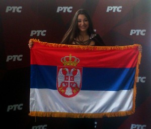 Sanja sa srpskom zastavom